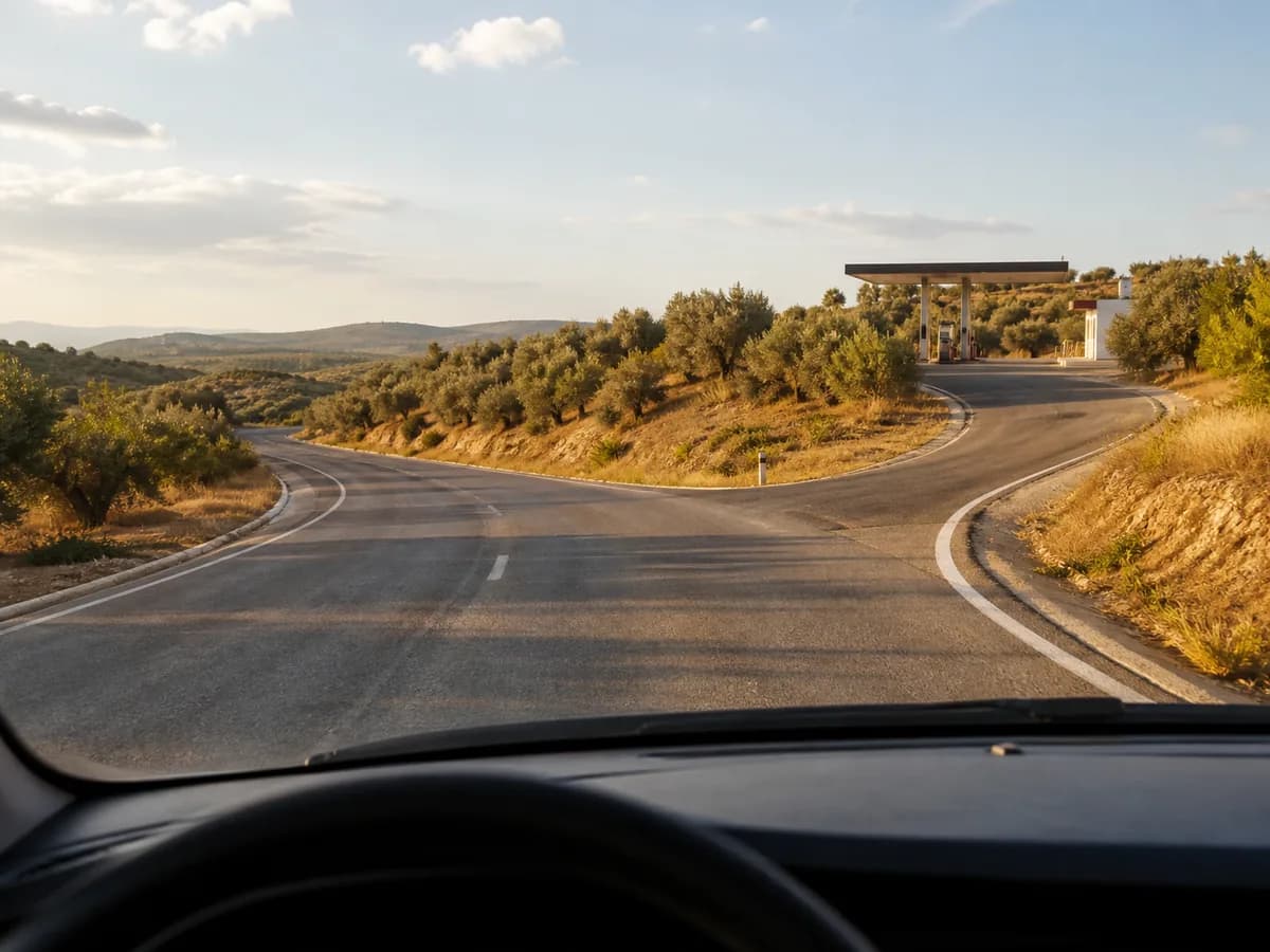 Vista editorial desde un coche ante una bifurcación hacia una estación genérica